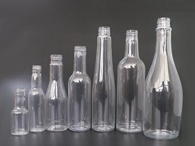 Bierflaschen und Getränkeflaschen aus Kunststoff